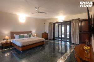 StayVista at Seraphim Peak with Pool & Views