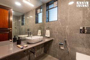 StayVista at Seraphim Peak with Pool & Views