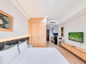 Good and Comfort Stay Studio Patraland Amarta Apartment By Travelio