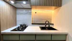 Warm and Homey 2BR at Vida View Makassar Apartment By Travelio