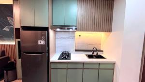 Warm and Homey 2BR at Vida View Makassar Apartment By Travelio