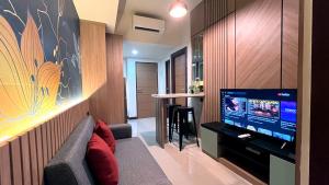 Warm and Homey 2BR at Vida View Makassar Apartment By Travelio