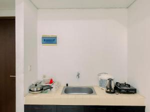 Comfortable and Homey 1BR Boutique Kemayoran Apartment By Travelio