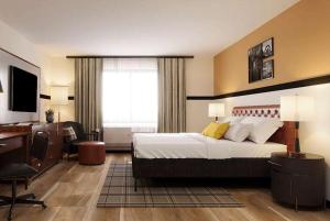 King Room with Bath Tub - Mobility Accessible/Non-Smoking room in Paradise Inn