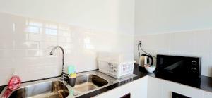 Sisters Real Escapes - Private Bedroom with Shared Bathroom