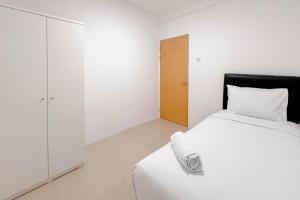 Spacious and Restfull 3BR at Bale Hinggil Apartment By Travelio