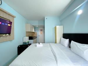 Minimalist Studio Grand Sentraland Karawang Apartment By Travelio