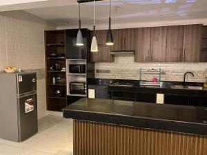 Cosy 3 Bedroom apartment with pool, AC, washing machine, hot water n near mall