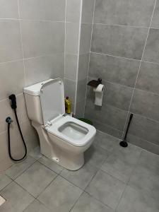 Cosy 3 Bedroom apartment with pool, AC, washing machine, hot water n near mall