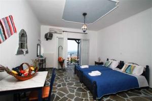 Studio with Sea View room in Sirines