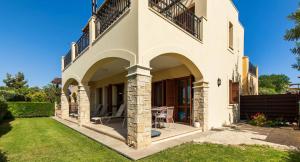 Lovely Ground Floor Apartment Pomos with Private Garden and Communal Pool - Aphrodite Hills Resort