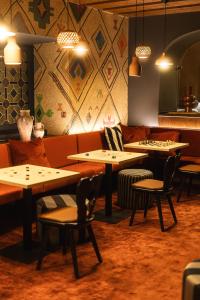 Upside Down Town Hotel Neue Post