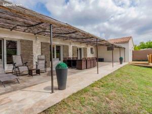 Gîte en Provence entre Pernes les fontaines et St Didier proche lisle sur sorgues face Mont Ventoux Villa avec piscine
