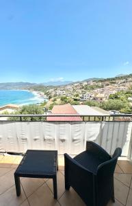 Camera Matrimoniale con Balcone e Vista Mare