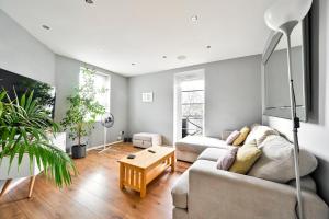 Cosy 1-Bed E15, sleeps 4, 1 min from tube Station Near O2 Arena