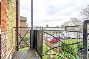 Cosy 1-Bed E15, sleeps 4, 1 min from tube Station Near O2 Arena