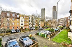 Cosy 1-Bed E15, sleeps 4, 1 min from tube Station Near O2 Arena