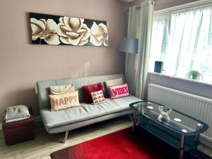 NKN cosy maisonette close to Dartford train station, free parking, food, shopping