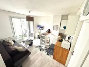 T2 - Face de la Gare SNCF avec un balcon et un garage - Saran