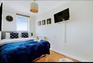 Luxury Lodge Gillingham with Hot Tub and Parking