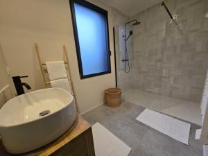 Villas Natural Design Lodge Villa Nomade groupe avec jacuzzi centre de Milly la Foret ! : photos des chambres