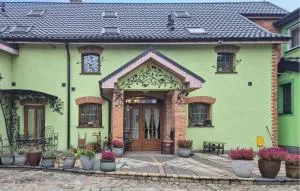 2 Bedroom Amazing Apartment In Obryta - Warnice