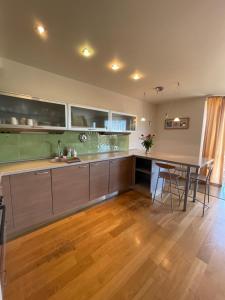 Dviaukštis butas Nidos centre, su panoraminiu vaizdu į marias