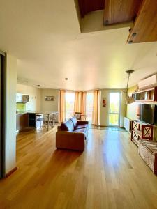 Dviaukštis butas Nidos centre, su panoraminiu vaizdu į marias