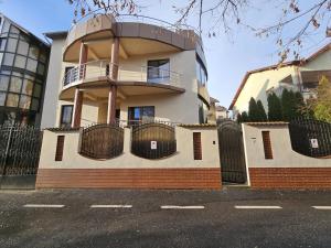 Elegant Private Villa with 3 Bedrooms, Office, and shared courtyard, Perfect for 8 Guests