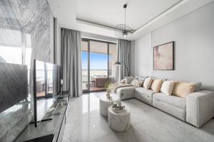 Business Bay 1BR Canal Views, Pool, Gym & Near Burj Khalifa