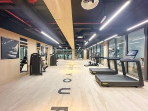 Business Bay 1BR Canal Views, Pool, Gym & Near Burj Khalifa