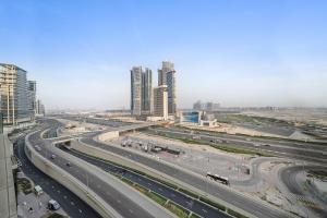 Business Bay 1BR Canal Views, Pool, Gym & Near Burj Khalifa