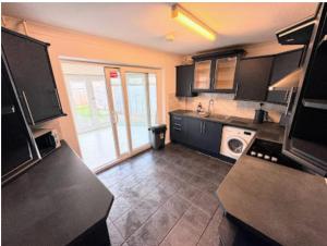 Luxury Living in Canterbury with Hot Tub and Parking