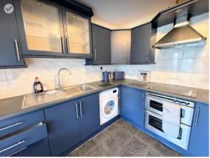 Luxury Living in Canterbury with Hot Tub and Parking