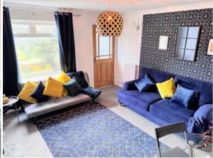 Luxury Living in Canterbury with Hot Tub and Parking