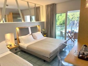 Classic Triple Room room in Club House Hotel