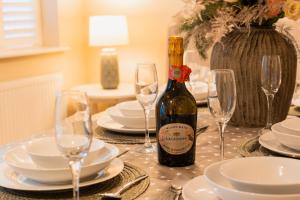 Spacious & Modern 4 bed home in Chester with parking for 1 car