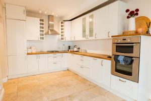 Spacious & Modern 4 bed home in Chester with parking for 1 car