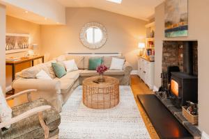 Spacious & Modern 4 bed home in Chester with parking for 1 car