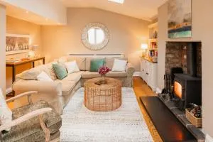 Spacious & Modern 4 bed home in Chester with parking for 1 car - Rowton