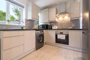 4 Bedroom House - Parking & Garden - Smart TVs - Netflix - Wifi - Top Rated - 22CG - Longbridge