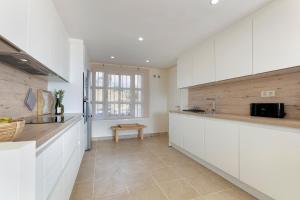 Sun-Soaked Home - Panoramic Sea View, Pool, Parking