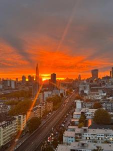Modern Flat w Skyline Views - Pass the Keys