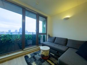 Modern Flat w Skyline Views - Pass the Keys