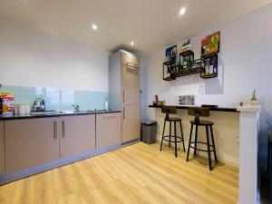 Modern Flat w Skyline Views - Pass the Keys