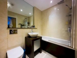 Modern Flat w Skyline Views - Pass the Keys