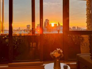 Modern Flat w Skyline Views - Pass the Keys