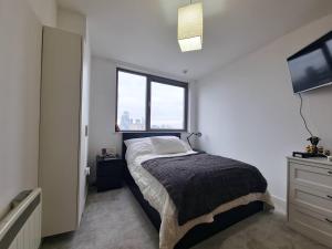 Modern Flat w Skyline Views - Pass the Keys