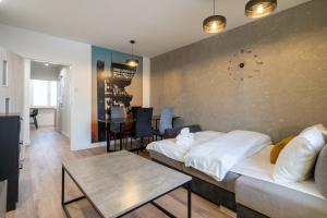 Spodek Homely Apartment by BookingHost
