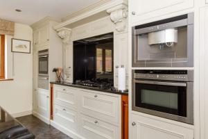 Serene Riverside: 6BR Luxury Retreat in Curdridge